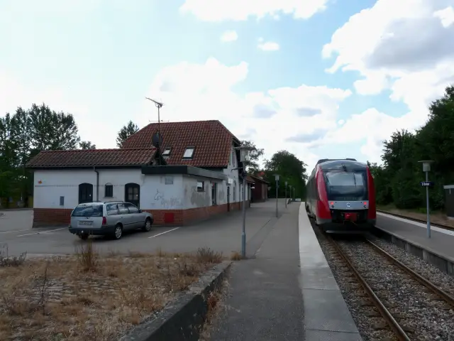 Billede af tog ud for Store Merløse Station.