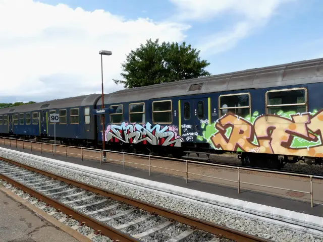 Billede af tog ud for Svebølle Station.