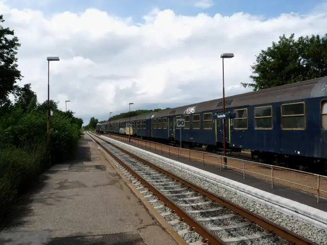 Billede af tog ud for Svebølle Station.
