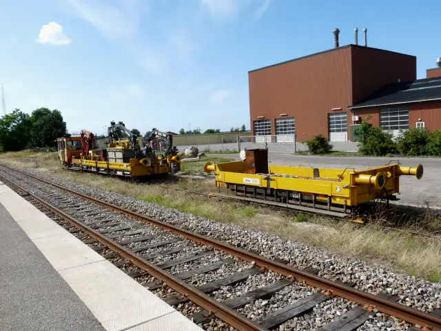 Billede af tog ud for Svinninge Station.