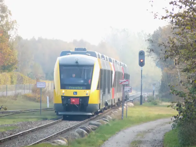 Billede af LB 117-217 - under prøvekørsel med 3 sammenkoblede togsæt - fotograferet ud for Tisvildeleje Station.