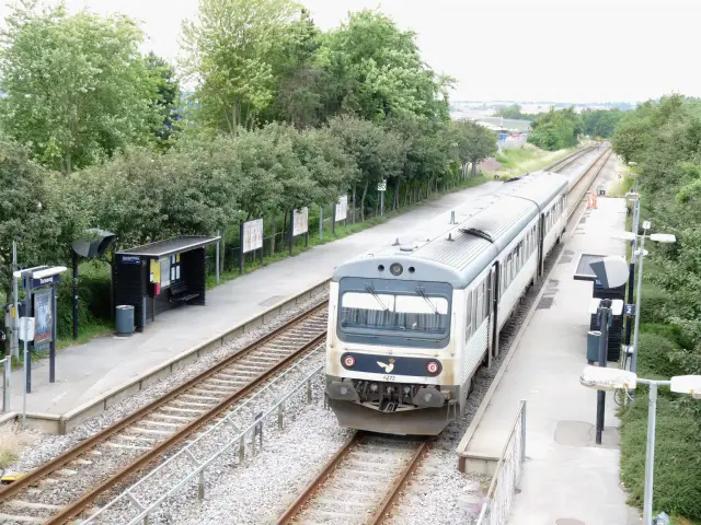 Billede af tog ud for Torsøvej Station.