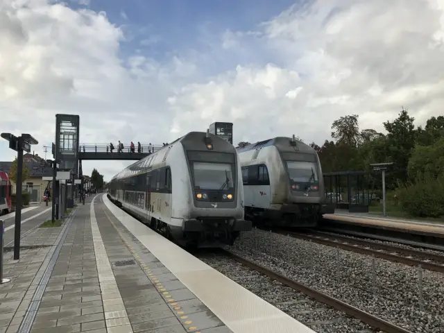 Billede af tog ud for Tølløse Station.