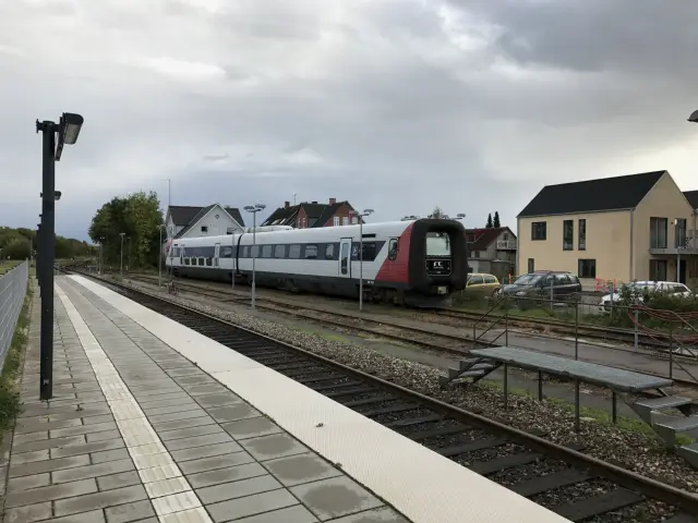 Billede af tog ud for Tølløse Station.