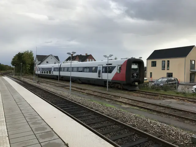 Billede af tog ud for Tølløse Station.