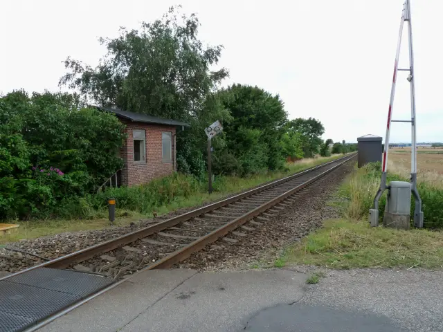 Billede af Ubberup Trinbræt - Trinbræt er nedrevet, men Ubberup Trinbræt har ligget her. Ubberup mellemblokpost (Værslev og Kalundborg) ses til venstre i billedet -  blokposten blev nedlagt 27. april 1959.