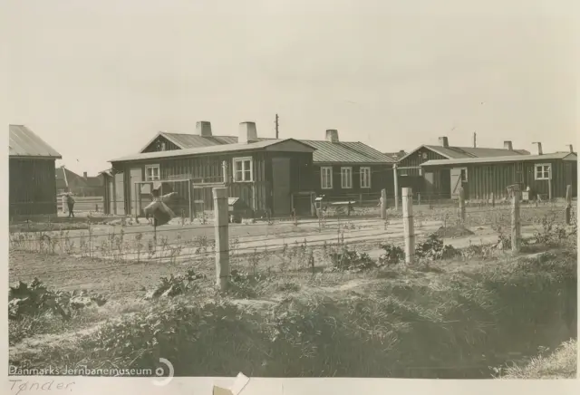 Billede af midlertidige boliger for jernbanefolk efter Genforeningen ved Tønder H Station.