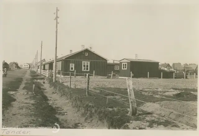 Billede af midlertidige boliger for jernbanefolk efter Genforeningen ved Tønder H Station.