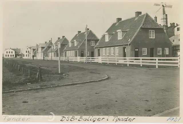 Billede af husrække med lejeboliger for jernbanepersonale ved Tønder H Station - Horupsgade 4 - 22, set fra Markgade.