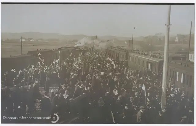 Billede af genforeningen - Danske og tyske stemmeberettigede ankommer til Aabenraa Station.