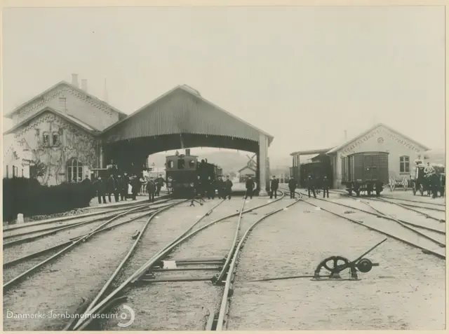 Billede af Aabenraa Station med perronhallen set mod vest. Til højre godsekspeditionsbygningen.