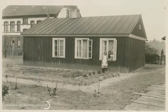 Billede af midlertidige boliger for jernbanefolk til Sønderborg Hovedbanegård efter Genforeningen.