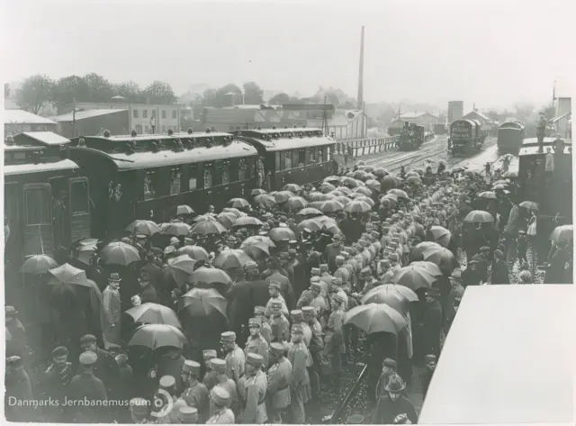 Billede af de franske alpejægeres afrejse i begyndelsen af maj 1920 kort efter at de danske soldater var ankommet 5. maj - set fra taget af en godsvogn ved Haderslev Vestbanegård.
