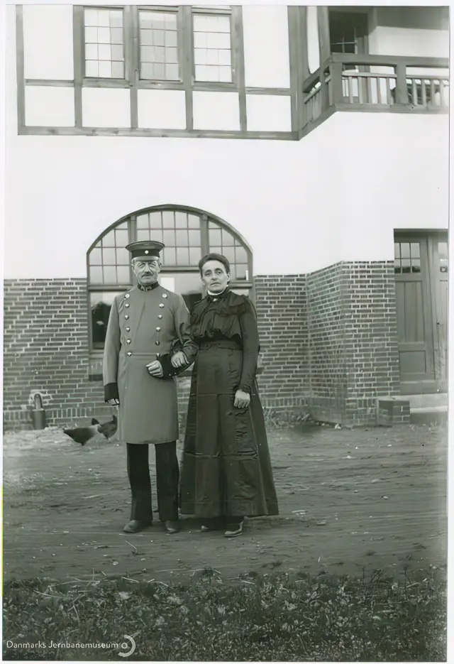 Billede af den tyske stationsforstander (navn uidentificeret) med hustru umiddelbart før uniformsskiftet ved overgangen til dansk tjeneste efter Genforeningen på Dynt Station.