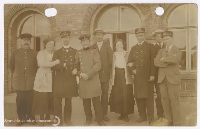 Billede af det tyske og det danske jernbanepersonale opstillet til fælles gruppefotografering ved den danske overtagelse af Skærbæk Station natten mellem den 16. og 17. jun. 1920.
