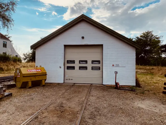 Billede af Firhøj Stations remise.