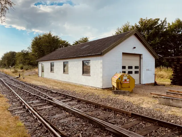 Billede af Firhøj Stations remise.