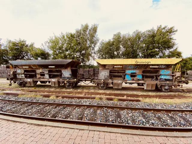 Billede af tog ud for Firhøj Station.