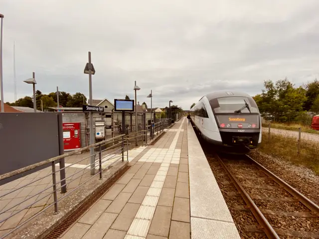 Billede af tog ud for Stenstrup Syd Station.