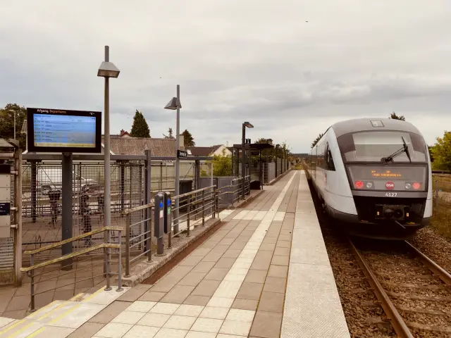Billede af tog ud for Stenstrup Syd Station.