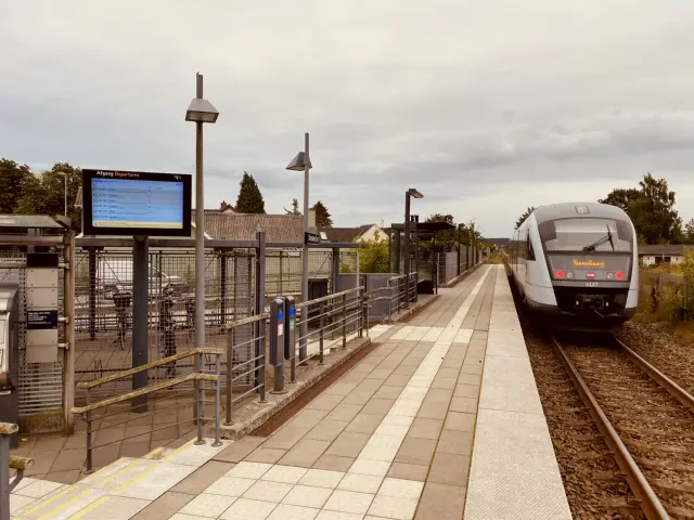 Billede af tog ud for Stenstrup Syd Station.