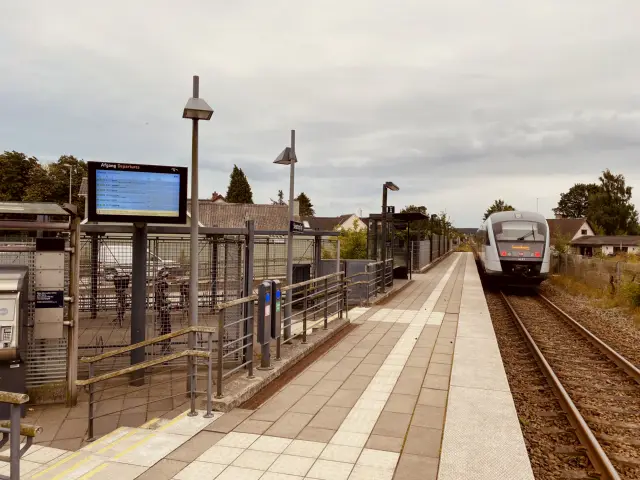 Billede af tog ud for Stenstrup Syd Station.
