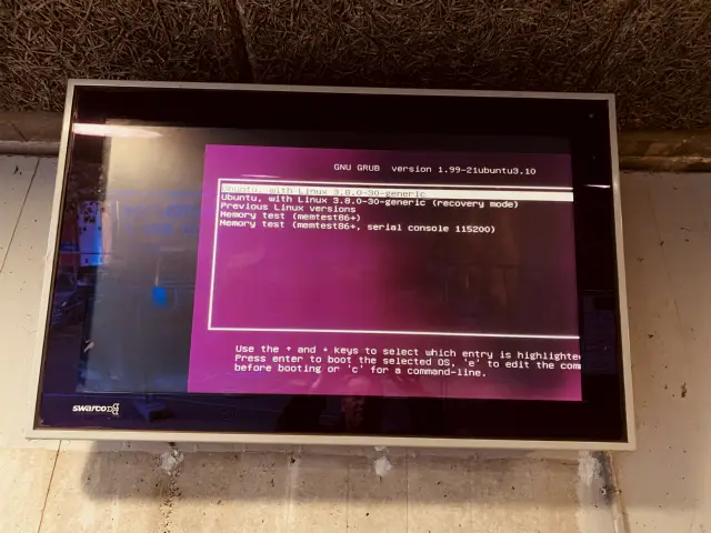 Billede af Ølby S-togstrinbræts  afgangsskærm - det er ikke helt til at se hvad der sker her :-)