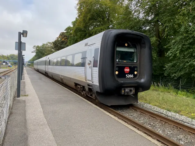 Billede af tog ud for Jelling Station.