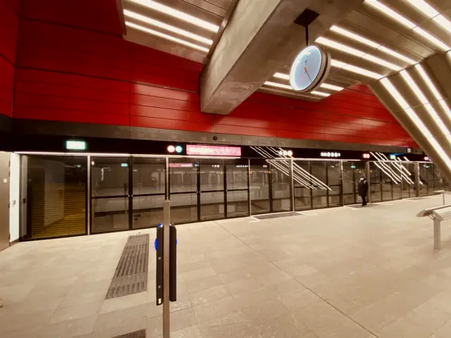 Billede af Østerport Metrostation, som har en varm og dyb rød farve, der signalerer trafik, transport og transit.