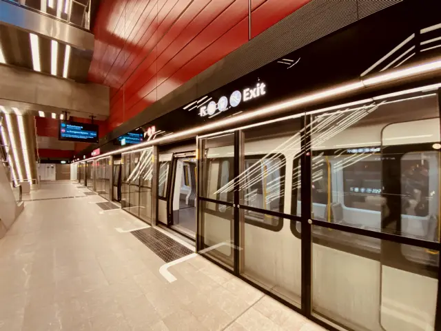 Billede af Østerport Metrostation, som har en varm og dyb rød farve, der signalerer trafik, transport og transit.
