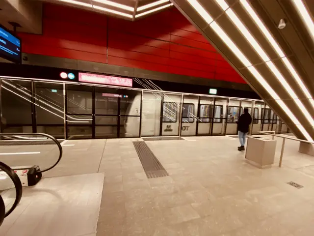 Billede af Østerport Metrostation, som har en varm og dyb rød farve, der signalerer trafik, transport og transit.