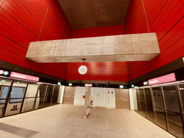 Billede af Østerport Metrostation, som har en varm og dyb rød farve, der signalerer trafik, transport og transit.