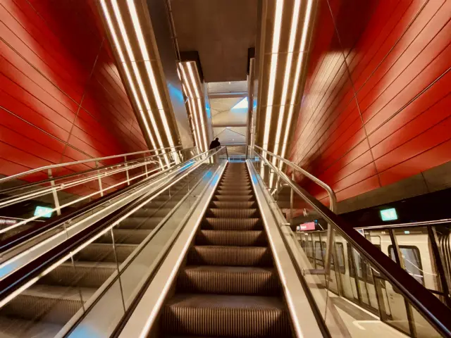 Billede af Østerport Metrostation, som har en varm og dyb rød farve, der signalerer trafik, transport og transit.