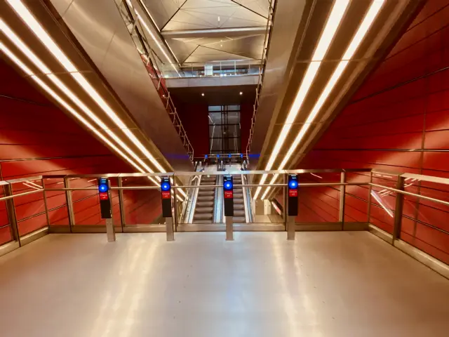 Billede af Østerport Metrostation, som har en varm og dyb rød farve, der signalerer trafik, transport og transit.