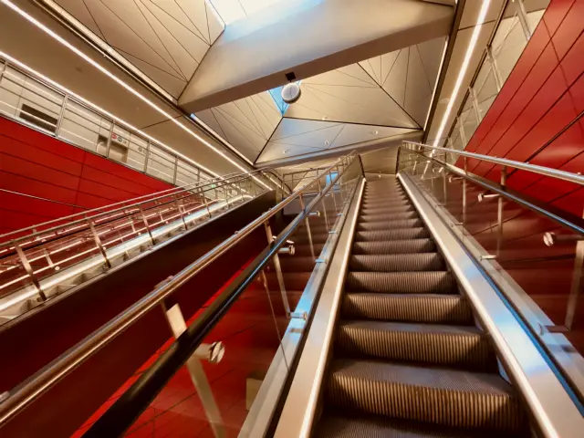 Billede af Østerport Metrostation, som har en varm og dyb rød farve, der signalerer trafik, transport og transit.