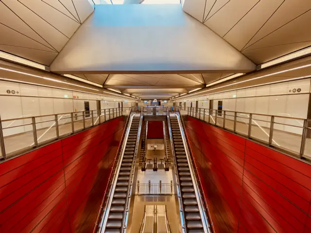 Billede af Østerport Metrostation, som har en varm og dyb rød farve, der signalerer trafik, transport og transit.