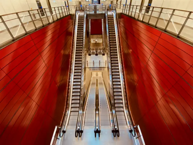 Billede af Østerport Metrostation, som har en varm og dyb rød farve, der signalerer trafik, transport og transit.