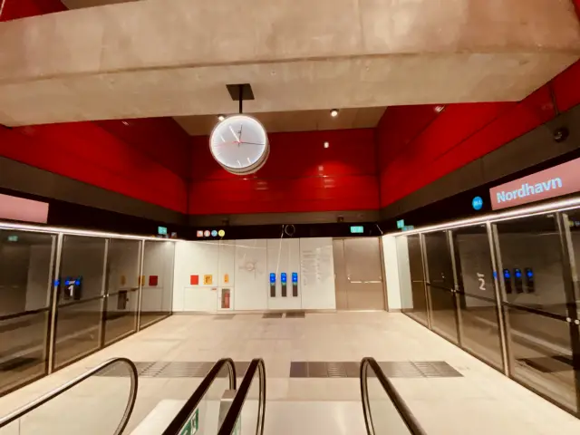 Billede af Nordhavn Metrostation, som har en varm og dyb rød farve, der signalerer trafik, transport og transit.