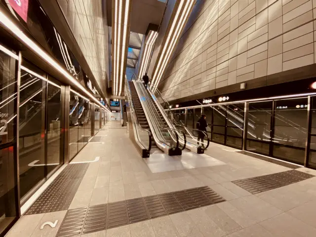 Billede af Poul Henningsens Plads Metrostation.