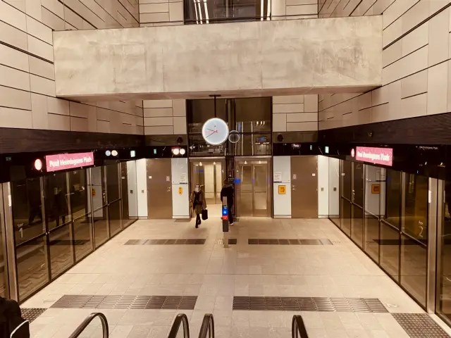 Billede af Poul Henningsens Plads Metrostation.