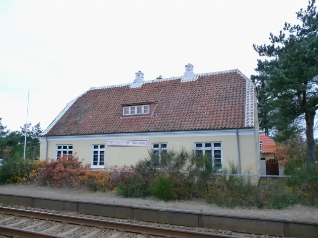 Billede af Højen Station set fra sporsiden.