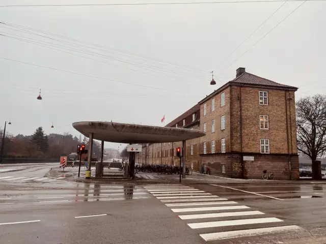 Billede af Nørreport Station - her er nedgangen fra Øster Voldgade ved Livgardens Kaserne.