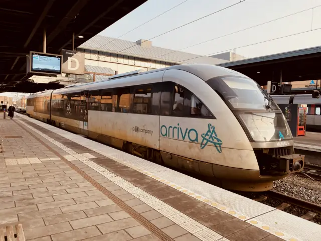 Billede af Svendborgbanens Arriva tog ud for Odense Banegård Center.