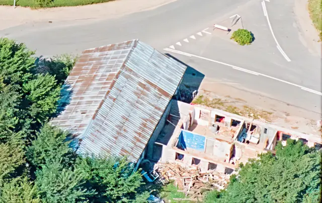 Billede af Galsted Stationskro under nedrivningen i 1991.