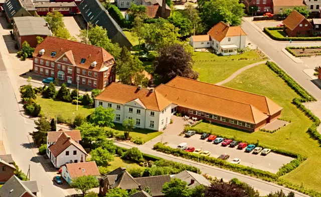 Billede af Gram Station efter den kraftige ombygning.
