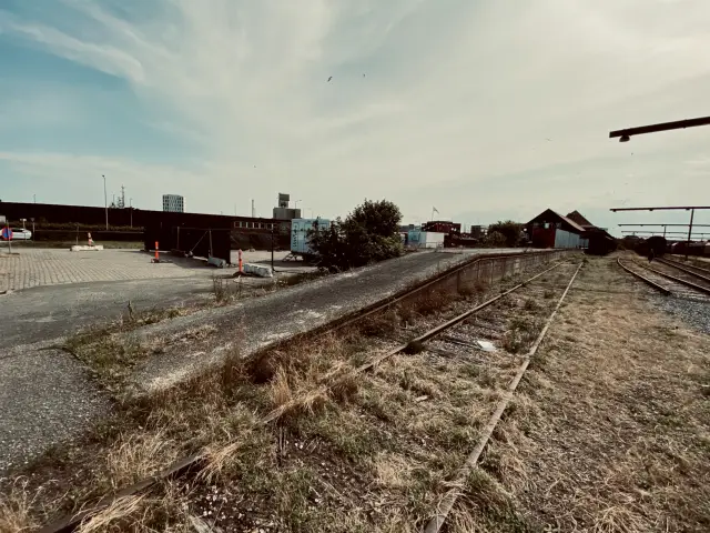 Billede af Kolding Godsbanegårds læsserampe.