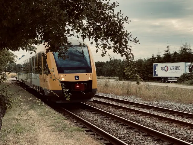 Billede af tog ud for Melby Station.
