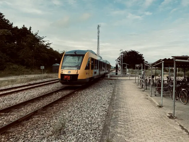 Billede af tog ud for Melby Station.