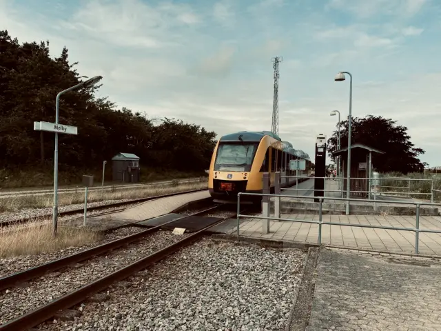 Billede af tog ud for Melby Station.