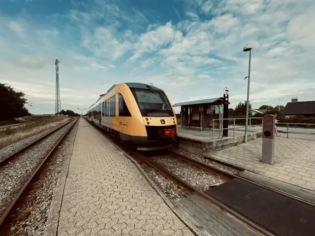 Billede af tog ud for Melby Station.